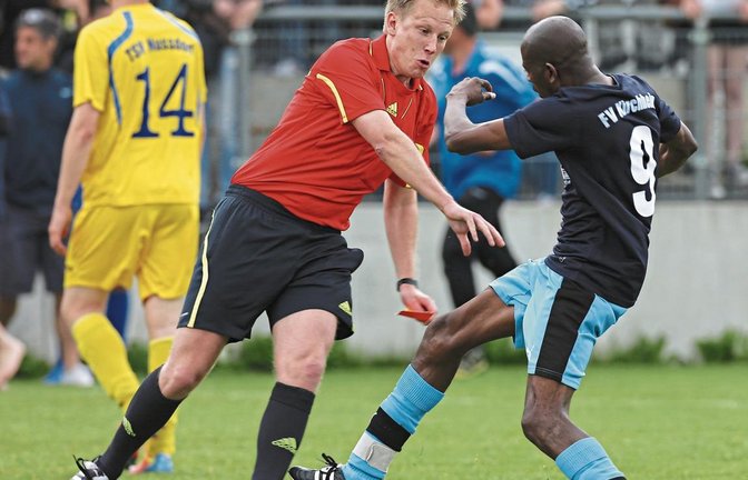 Am vorletzten Spieltag der Saison 2013/2014 machte ein Spieler des A-Ligisten FV Kirchheim (rechts) nach Schlusspfiff Jagd auf Schiedsrichter Manuel Hellwig, nachdem der Unparteiische ihm die Rote Karte gezeigt hatte. Foto: Archiv/Küppers