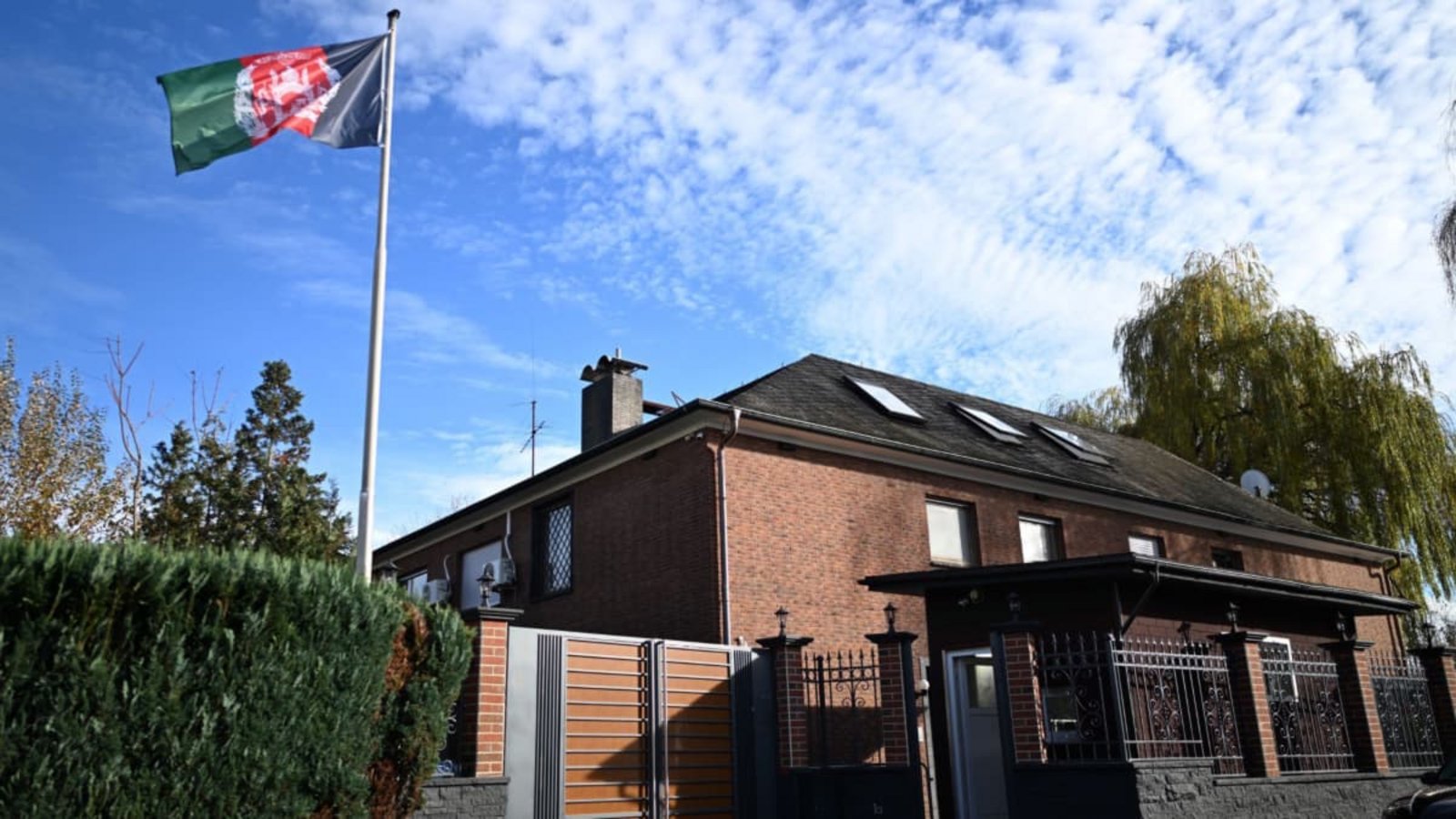 Das afghanische Generalkonsulat in Bonn. Zunächst wehte auch nach der Machtübernahme durch die Taliban dort noch die Flagge der Islamischen Republik Afghanistan (Foto vom November 2025). Die Taliban-Flagge ist weiß mit dem Schriftzug des islamischen Glaubensbekenntnisses.dpa Das afghanische Generalkonsulat in Bonn. Zunächst wehte auch nach der Machtübernahme durch die Taliban dort noch die Flagge der Islamischen Republik Afghanistan (Foto vom November 2025). Die Taliban-Flagge ist weiß mit dem Schriftzug des islamischen Glaubensbekenntnisses.dpa