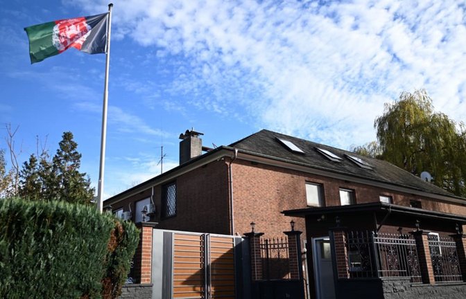 Das afghanische Generalkonsulat in Bonn. Zunächst wehte auch nach der Machtübernahme durch die Taliban dort noch die Flagge der Islamischen Republik Afghanistan (Foto vom November 2025). Die Taliban-Flagge ist weiß mit dem Schriftzug des islamischen Glaubensbekenntnisses.<span class='image-autor'>dpa</span>