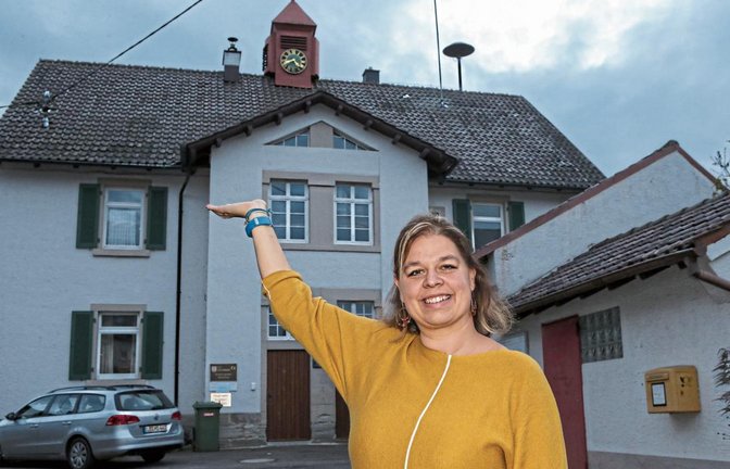 Ortsvorsteherin Viola Lepp vor der Verwaltungsstelle in Spielberg.  Foto: Kalb