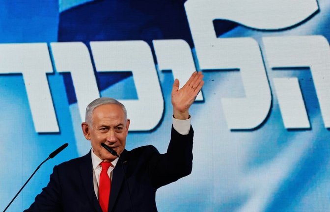 Der israelische Ministerpräsident Benjamin Netanjahu spricht nach der Veröffentlichung der ersten Ergebnisse der Wählerbefragungen bei den Parlamentswahlen in Israel vor Anhängern im Hauptquartier der Likud-Partei in Jerusalem. (zu dpa: «Netanjahu baut bei Wahl Vorsprung aus - aber ohne Mehrheit»)<span class='image-autor'>Olivier Fitoussi/dpa</span>