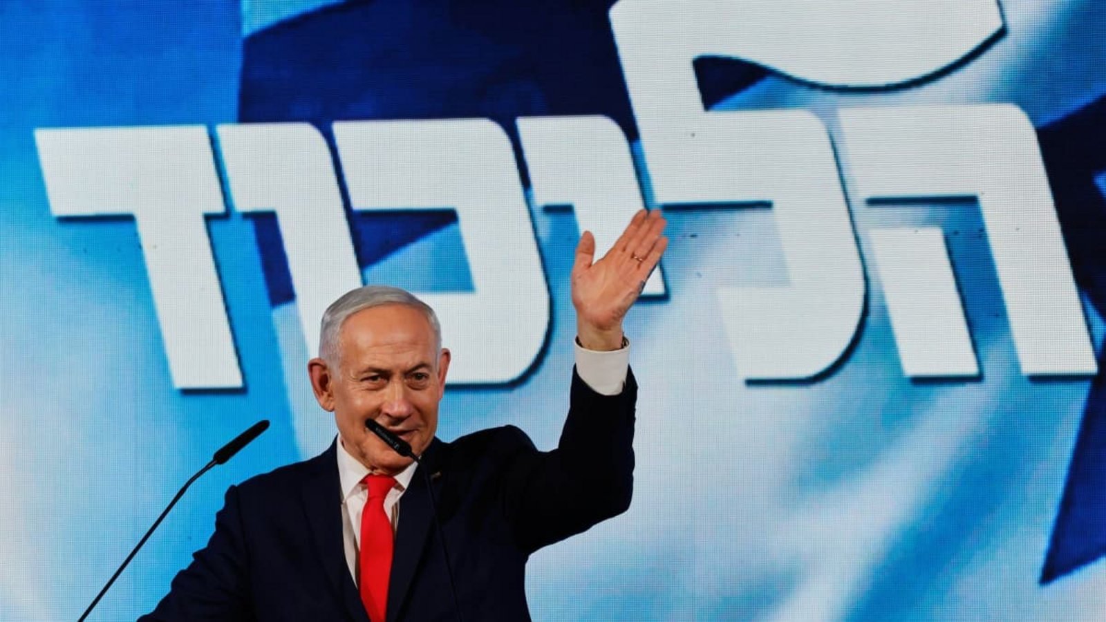 Der israelische Ministerpräsident Benjamin Netanjahu spricht nach der Veröffentlichung der ersten Ergebnisse der Wählerbefragungen bei den Parlamentswahlen in Israel vor Anhängern im Hauptquartier der Likud-Partei in Jerusalem. (zu dpa: «Netanjahu baut bei Wahl Vorsprung aus - aber ohne Mehrheit»)Olivier Fitoussi/dpa Der israelische Ministerpräsident Benjamin Netanjahu spricht nach der Veröffentlichung der ersten Ergebnisse der Wählerbefragungen bei den Parlamentswahlen in Israel vor Anhängern im Hauptquartier der Likud-Partei in Jerusalem. (zu dpa: «Netanjahu baut bei Wahl Vorsprung aus - aber ohne Mehrheit»)Olivier Fitoussi/dpa