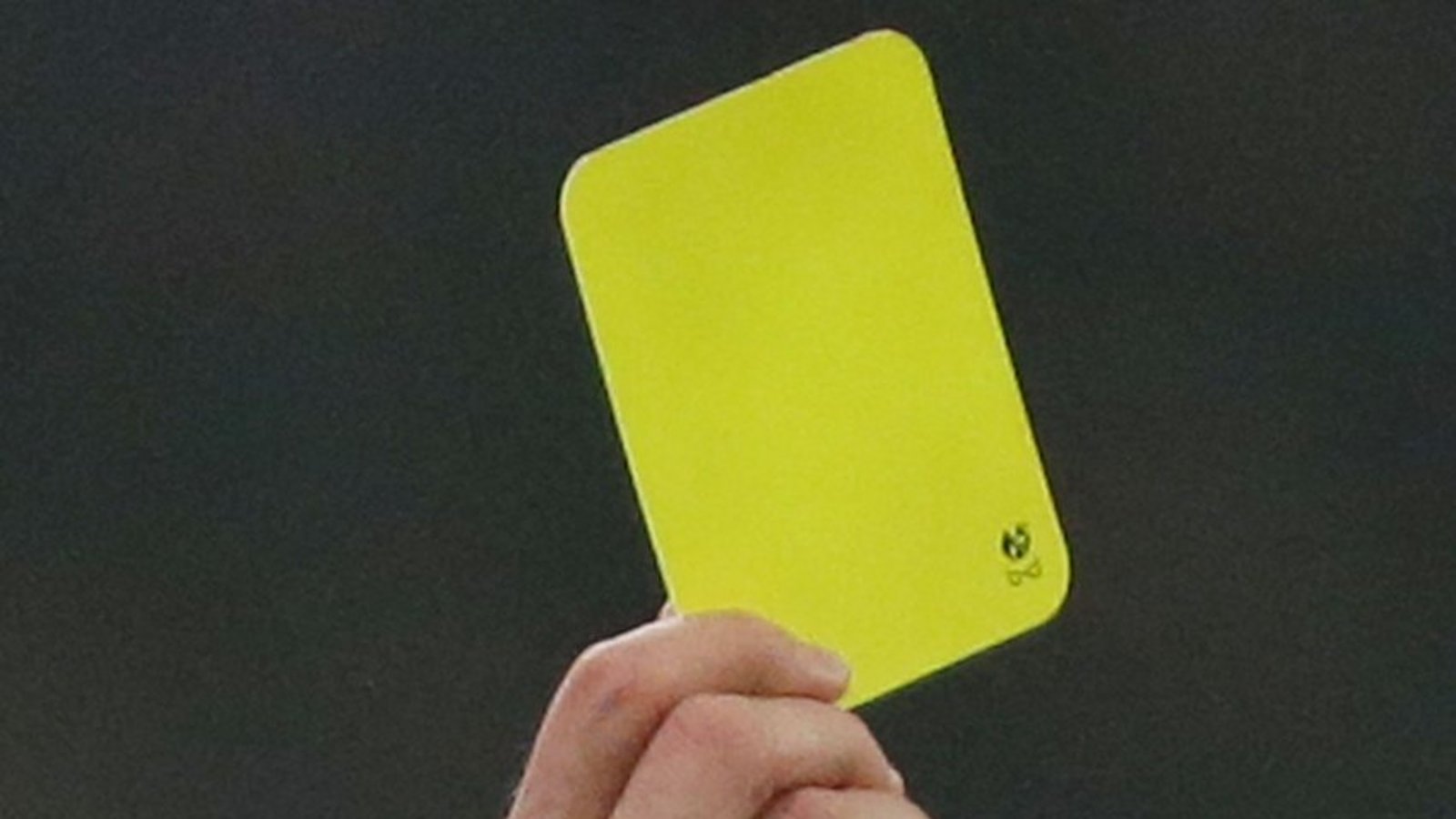 Ein Schiedsrichter zeigt Gelb. Foto: Baumann Ein Schiedsrichter zeigt Gelb. Foto: Baumann