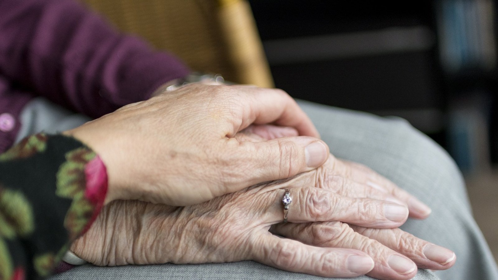 Beistand ist wichtig – für Pflegebedürftige und ihre Angehörigen. Foto: Sabine van Erp/Pixabay