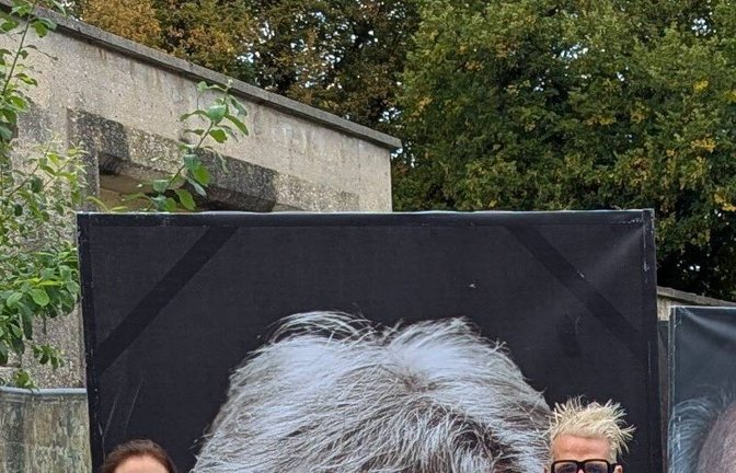 Ausstellungseröffnung „Gegen das Vergessen“ mit dem Künstler (rechts). Foto: p