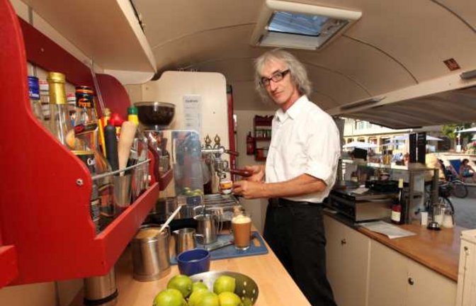 Michael Weber hat sich für das Vaihinger Strandleben einen Wagen eingerichtet, in dem er „Michas Strandcafé“ betreibt. Der Ansturm in diesem Jahr bringt ihn aber an seine Grenzen. Foto: Küppers