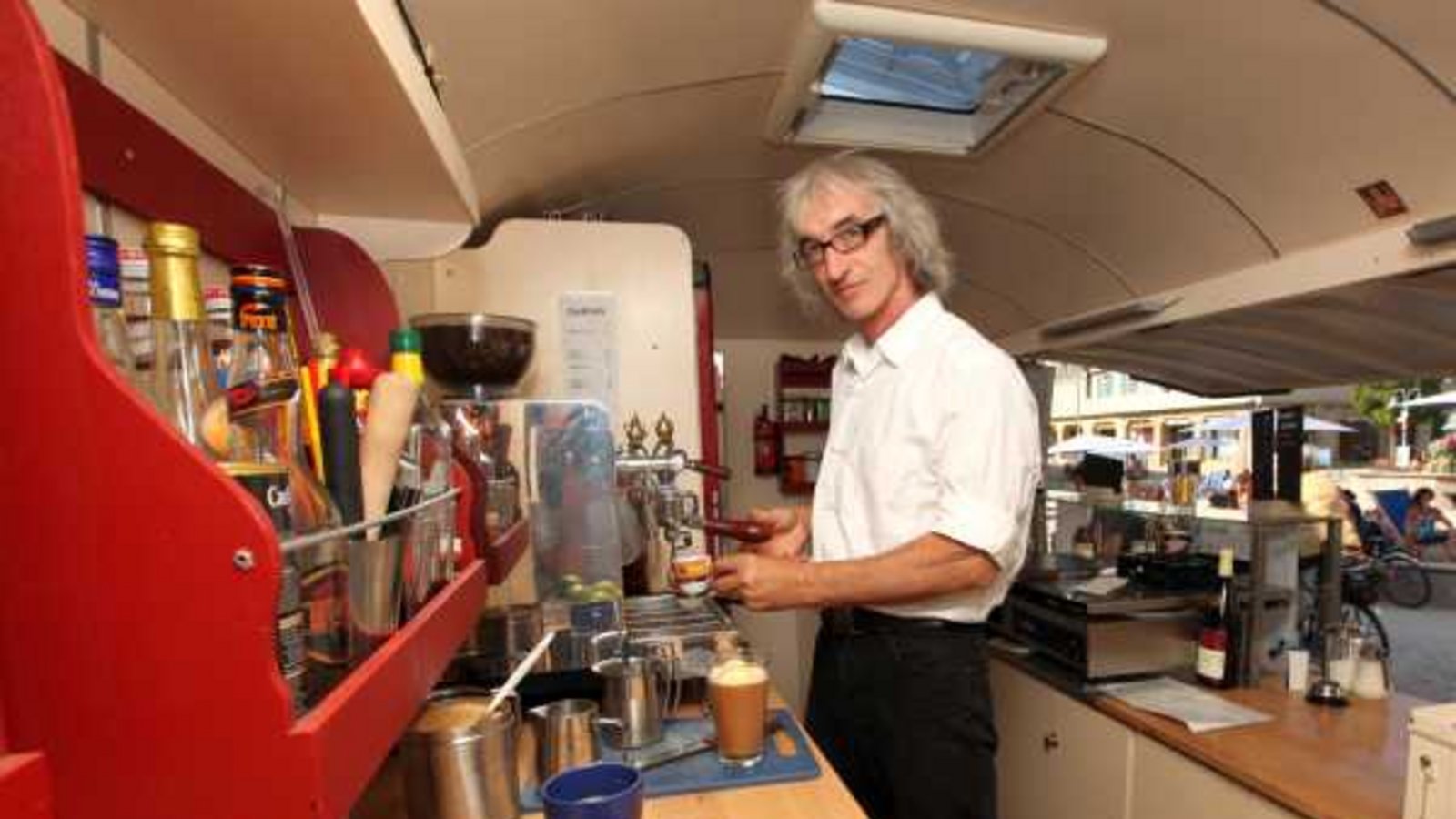 Michael Weber hat sich für das Vaihinger Strandleben einen Wagen eingerichtet, in dem er „Michas Strandcafé“ betreibt. Der Ansturm in diesem Jahr bringt ihn aber an seine Grenzen. Foto: Küppers