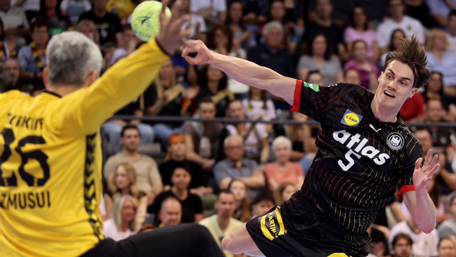 Rückraum links: Miro Schluroff, 25 Jahre, 8 Länderspiele, 20 Tore, VfL Gummersbach.Foto: Pressefoto Baumann Rückraum links: Miro Schluroff, 25 Jahre, 8 Länderspiele, 20 Tore, VfL Gummersbach.Foto: Pressefoto Baumann