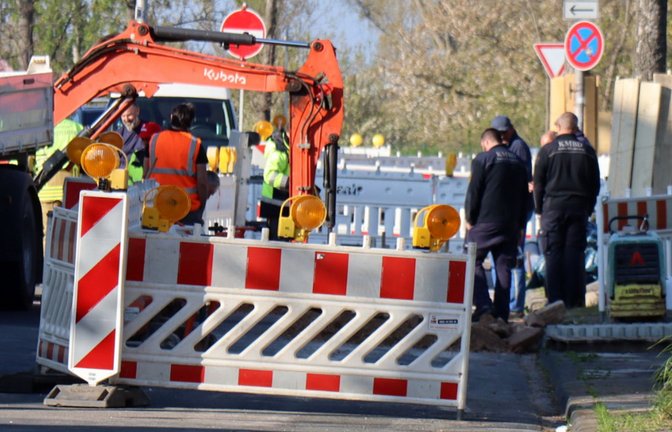 Bauarbeiter und Mitarbeiter vom Kampfmittelbeseitigungsdienst stehen an der Baugrube, in der die Bombe gefunden wurde.<span class='image-autor'>Foto: dpa/Rene Priebe</span>