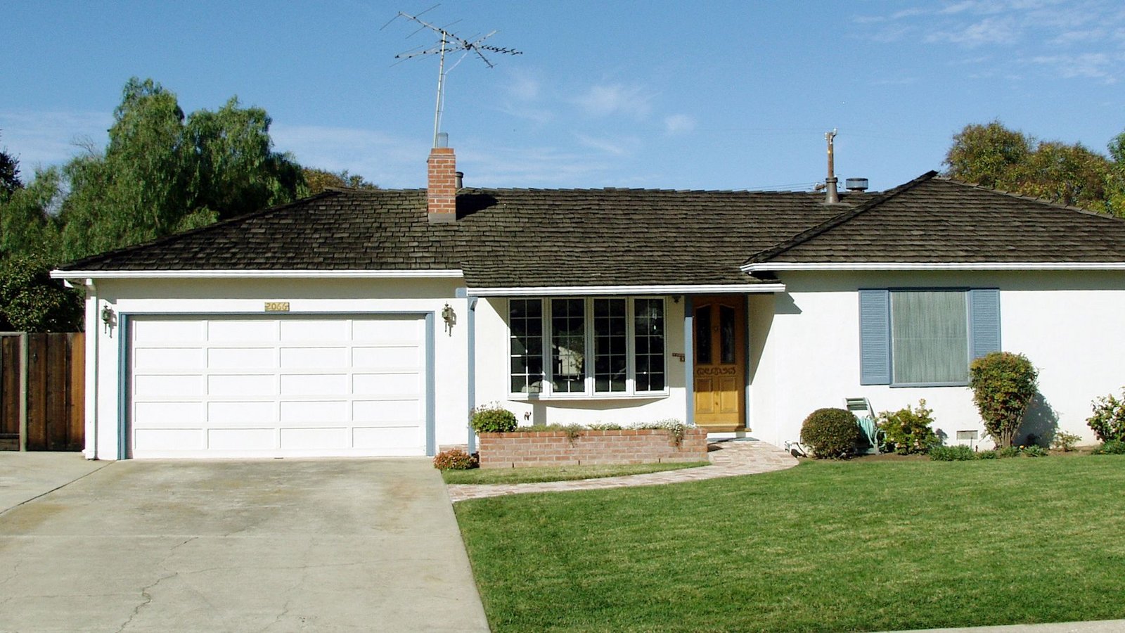 1976: In dieser Garage in Los Altos im Elternhaus von Steve Jobs wurden die ersten Apple-Computer montiert.Foto: picture alliance / dpa