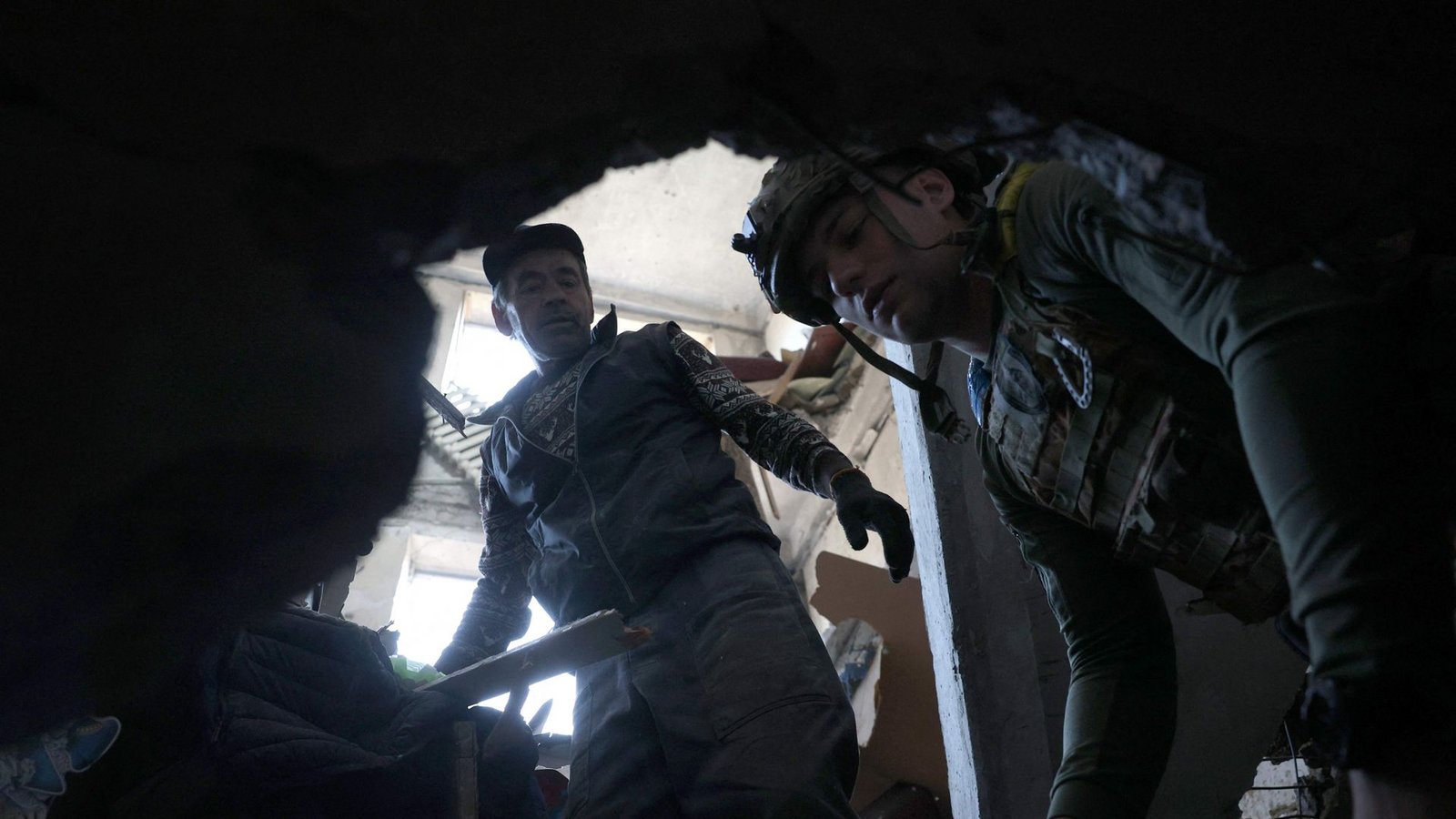 Leiden unter russischen Luftschlägen: Zwei Männer bergen in Otscheretyne die Leiche einer Ukrainerin, die am 14. April durch einen Bombenangriff ums Leben kam.Foto: AFP/Anatolii Stepanov Leiden unter russischen Luftschlägen: Zwei Männer bergen in Otscheretyne die Leiche einer Ukrainerin, die am 14. April durch einen Bombenangriff ums Leben kam.Foto: AFP/Anatolii Stepanov