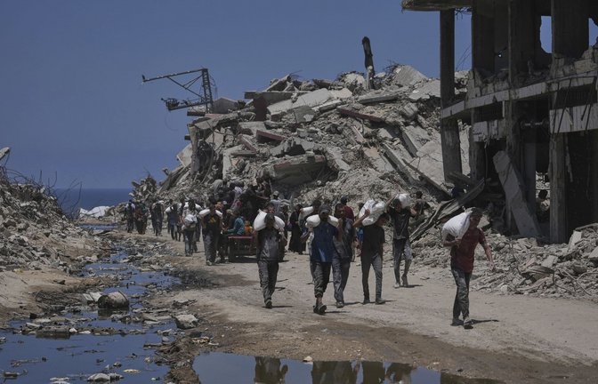 Prekäre Versorgung: Palästinenser nahe einer Lebensmittelverteilstelle in der Nähe der Stadt Gaza.<span class='image-autor'>Foto: Jehad Alshrafi/AP/dpa</span>