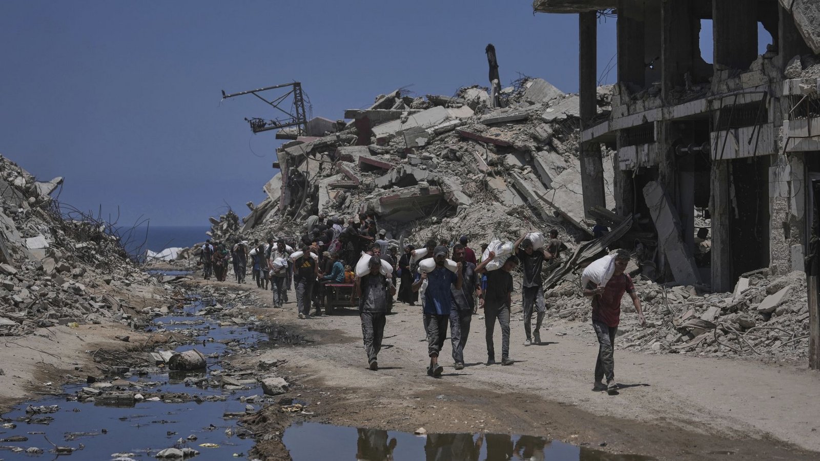 Prekäre Versorgung: Palästinenser nahe einer Lebensmittelverteilstelle in der Nähe der Stadt Gaza.Foto: Jehad Alshrafi/AP/dpa Prekäre Versorgung: Palästinenser nahe einer Lebensmittelverteilstelle in der Nähe der Stadt Gaza.Foto: Jehad Alshrafi/AP/dpa