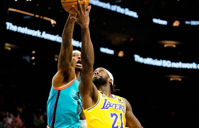 Torrey Craig (l) von den Phoenix Suns blockt einen Wurf von Patrick Beverly von den Los Angeles Lakers.<span class='image-autor'>Foto: Darryl Webb/AP/dpa</span>