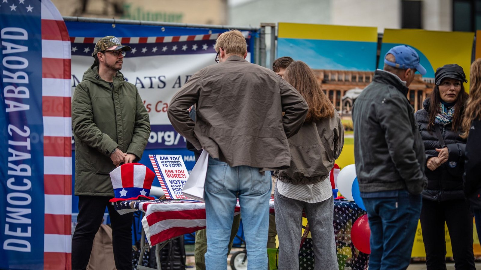 US-Wahlkampf in Stuttgart: ein Stand der Democrats Abroad, der Auslandsorganisation der US-Demokraten in der Innenstadt.Foto: Lichtgut/Christoph Schmidt US-Wahlkampf in Stuttgart: ein Stand der Democrats Abroad, der Auslandsorganisation der US-Demokraten in der Innenstadt.Foto: Lichtgut/Christoph Schmidt