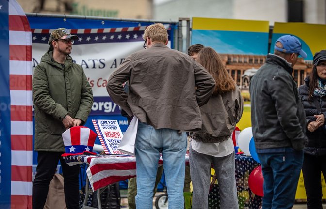 US-Wahlkampf in Stuttgart: ein Stand der Democrats Abroad, der Auslandsorganisation der US-Demokraten in der Innenstadt.<span class='image-autor'>Foto: Lichtgut/Christoph Schmidt</span>
