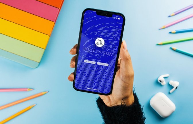 Midjourney können Sie auch auf dem Handy nutzen.<span class='image-autor'>Foto: Diego Thomazini / shutterstock.com</span>