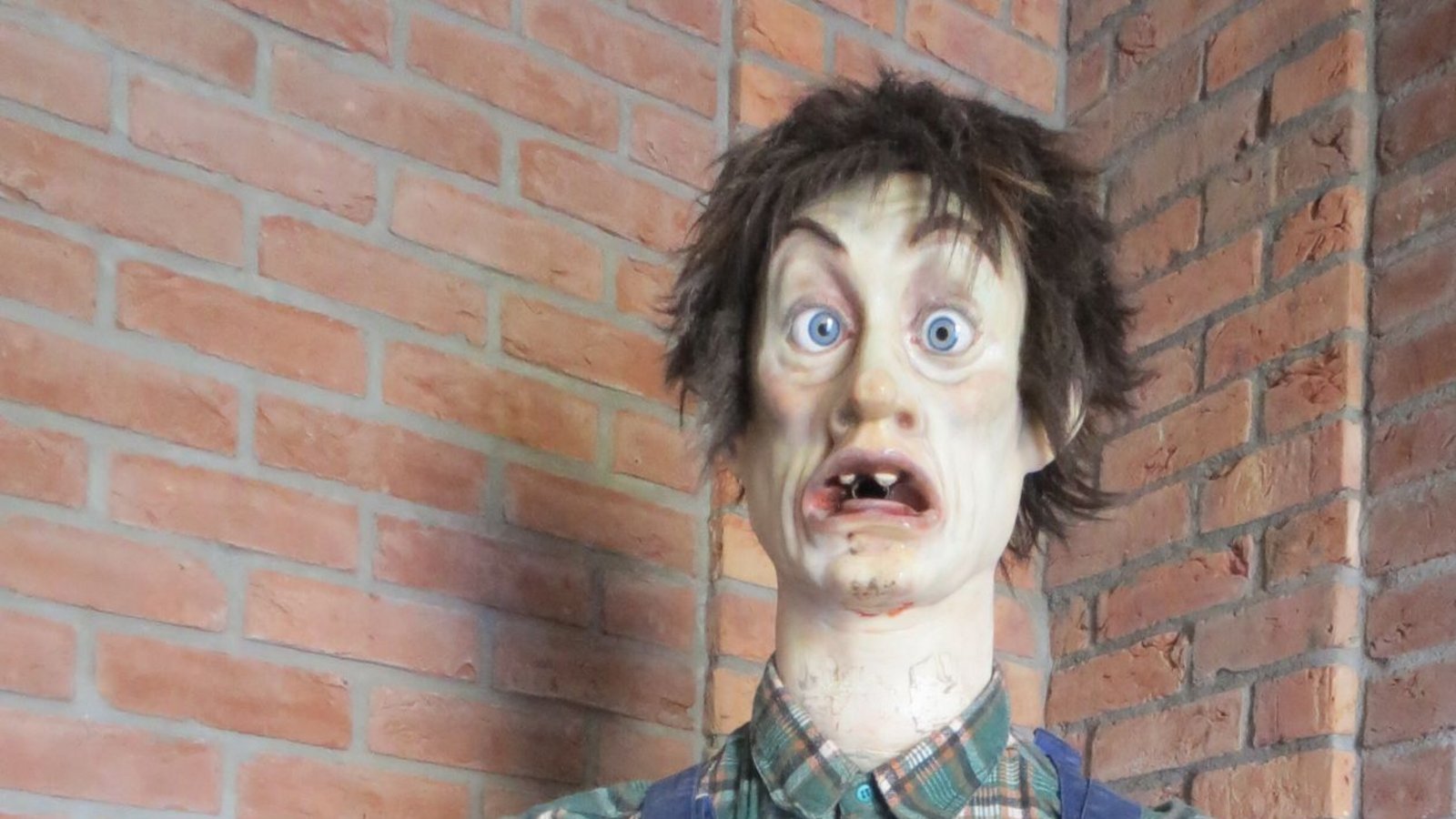 „Der Kotz-Mann“: Die Puppe vor dem Ausgang der Achterbahn „Karacho“ beugt sich immer wieder über die Tonne und kotzt.Foto: Erlebnispark Tripsdrill „Der Kotz-Mann“: Die Puppe vor dem Ausgang der Achterbahn „Karacho“ beugt sich immer wieder über die Tonne und kotzt.Foto: Erlebnispark Tripsdrill