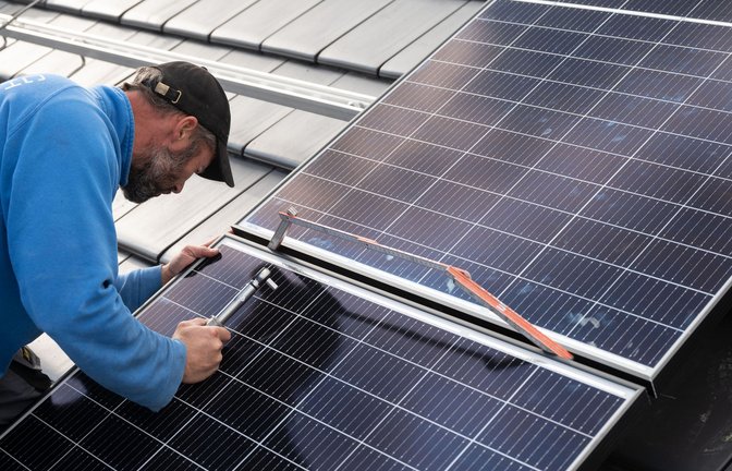 An eine Solarpflicht im Bestand wagt sich die Landesregierung noch nicht heran.<span class='image-autor'>Foto: picture alliance/dpa/Marijan Murat</span>