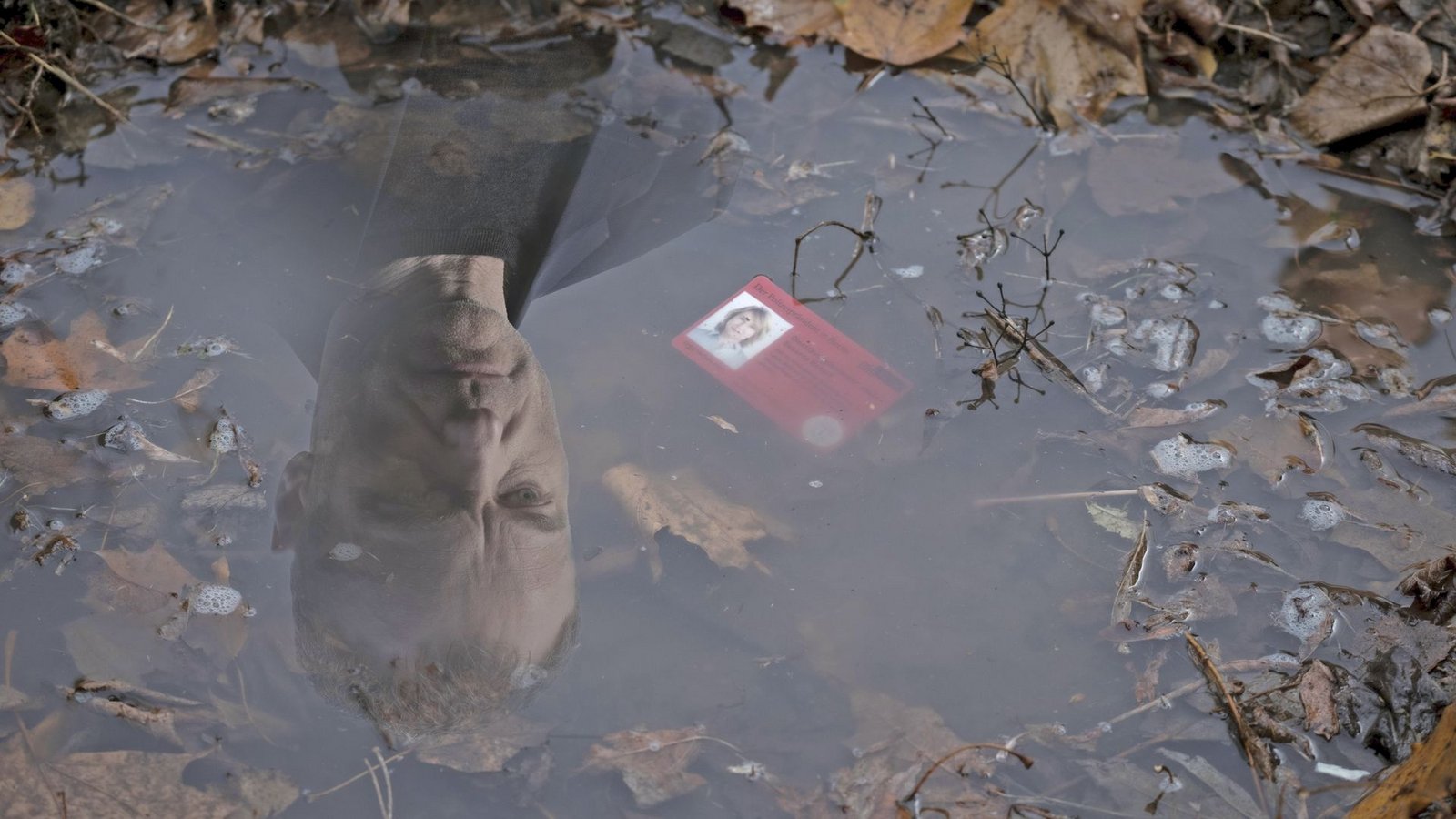 Zu Beginn von „Gefahrengebiet“ fällt Bonards Dienstausweis in eine Pfütze im Wald – kein gutes Omen.Foto: rbb/Conny Klein