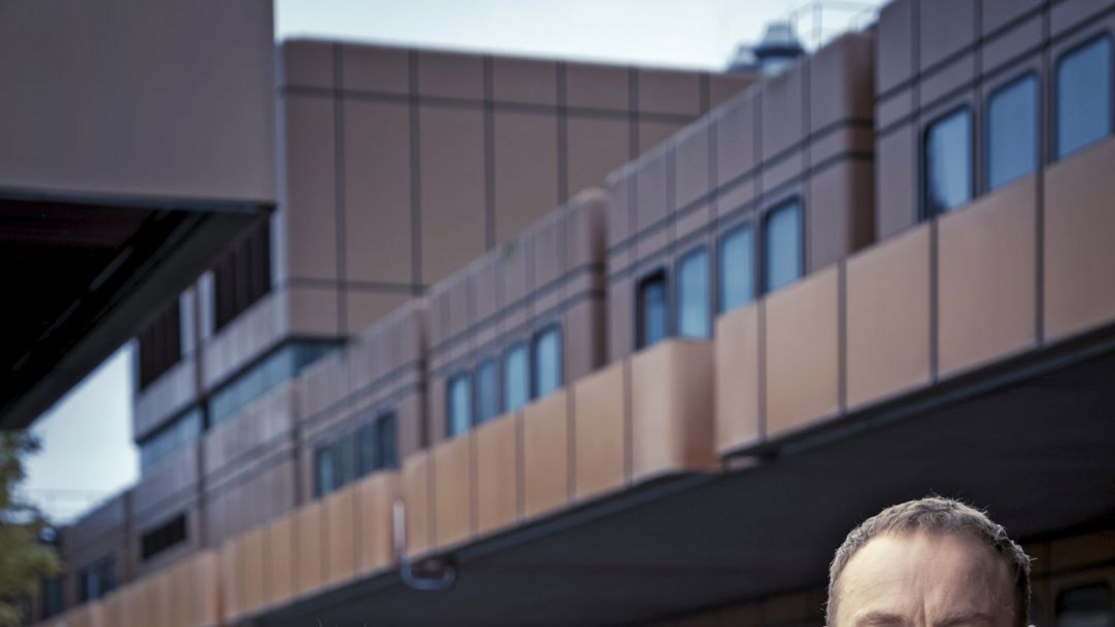 Sechs Folgen lang waren sie ein Team: Corinna Harfouch als Susanne Bonard und Mark Waschke als Robert Karow vor ihrem Kommissariat im ehemaligen Flughafen Tegel.Foto: rbb/Conny Klein