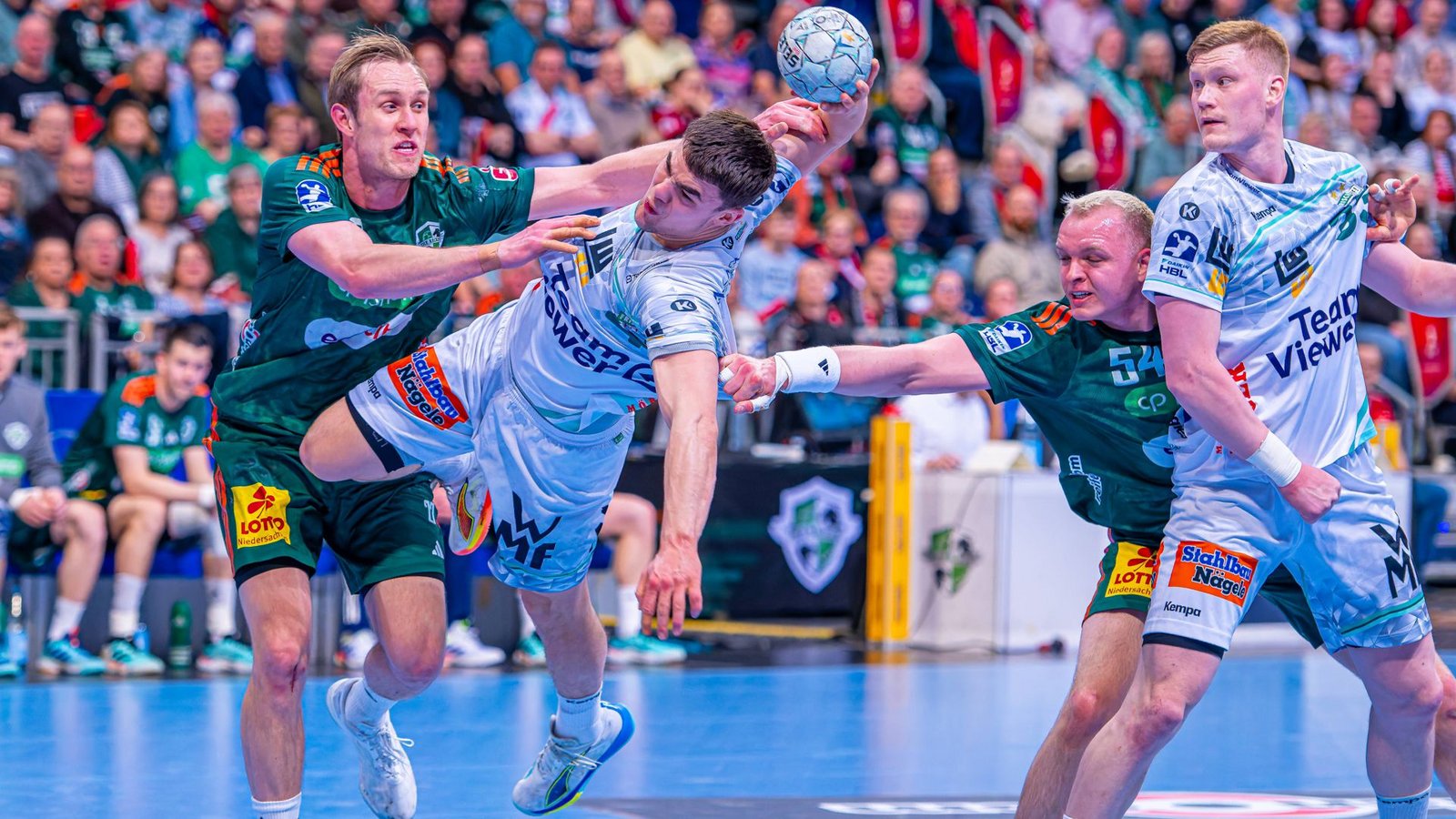 Elias Newel setzt sich gegen Marian Michalczyk durch – der Göppinger Spielmacher zeigte eine überragende Leistung in Hannover.Foto: IMAGO/Jan Guenther