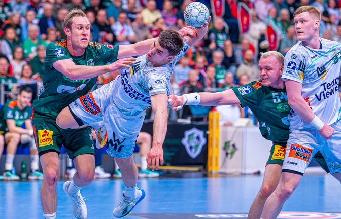 Elias Newel setzt sich gegen Marian Michalczyk durch – der Göppinger Spielmacher zeigte eine überragende Leistung in Hannover.<span class='image-autor'>Foto: IMAGO/Jan Guenther</span>