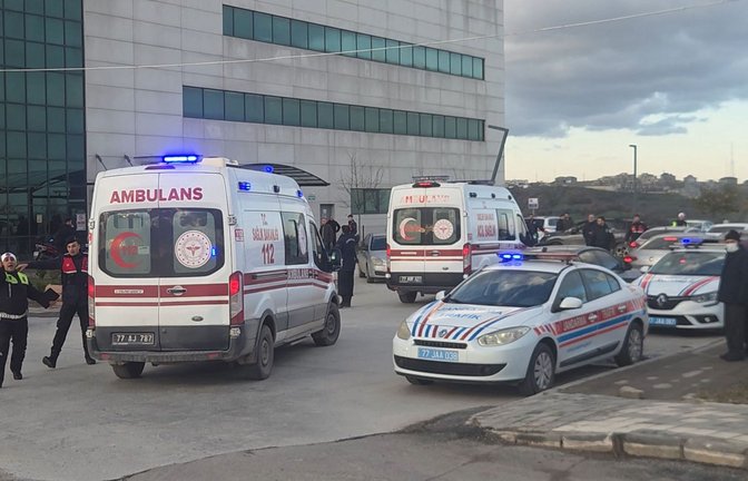 Rettungswagen bringen Verletzte in ein Krankenhaus in Yalova. Bei einem Schusswechsel in der Stadt starben drei Polizisten und sechs Extremisten.<span class='image-autor'>Foto: AFP</span>