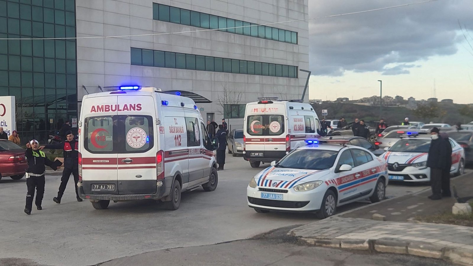 Rettungswagen bringen Verletzte in ein Krankenhaus in Yalova. Bei einem Schusswechsel in der Stadt starben drei Polizisten und sechs Extremisten.Foto: AFP Rettungswagen bringen Verletzte in ein Krankenhaus in Yalova. Bei einem Schusswechsel in der Stadt starben drei Polizisten und sechs Extremisten.Foto: AFP