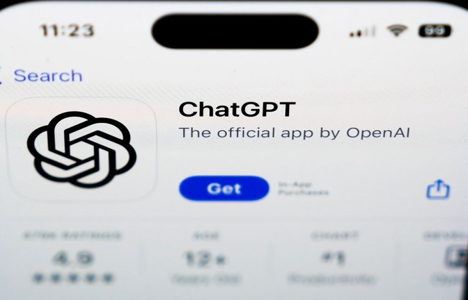 ChatGPT-App auf einem Smartphone. Die Software kann jetzt mit den Benutzern sprachlich interagieren.<span class='image-autor'>Foto: Matt Rourke/AP/dpa</span>