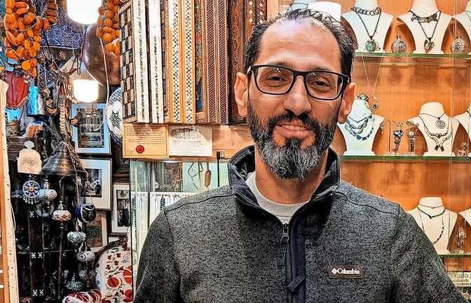 Hashem Natshe (50) wartet in seinem Schmuckgeschäft auf Touristen.<span class='image-autor'>Foto: Mareike Enghusen</span>