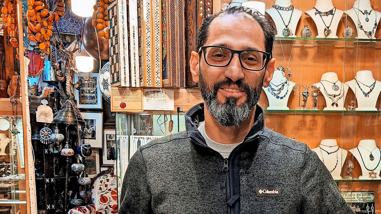 Hashem Natshe (50) wartet in seinem Schmuckgeschäft auf Touristen.Foto: Mareike Enghusen