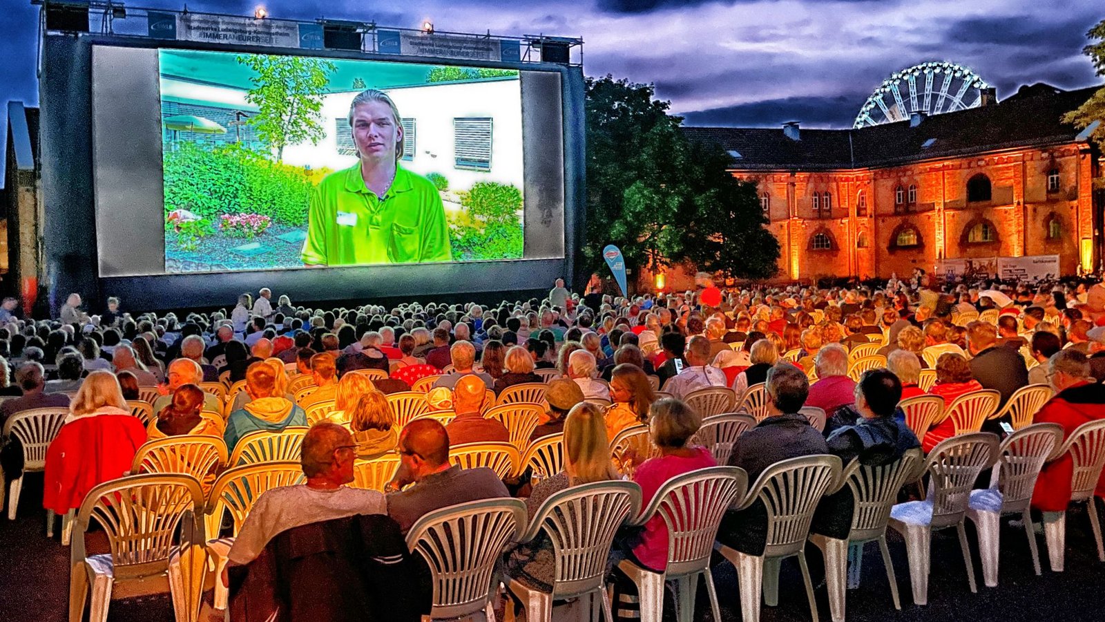 Mit dem Fahrrad ins Kino: Vom 29. Juli bis zum 20. August findet im Kunstzentrum Karlskaserne in Ludwigsburg dieses Jahr das Open Air Kino statt. Platz nimmt man auf den weißen Plastikstühlen.Foto: Ralf Poller/Avanti/Avanti Mit dem Fahrrad ins Kino: Vom 29. Juli bis zum 20. August findet im Kunstzentrum Karlskaserne in Ludwigsburg dieses Jahr das Open Air Kino statt. Platz nimmt man auf den weißen Plastikstühlen.Foto: Ralf Poller/Avanti/Avanti