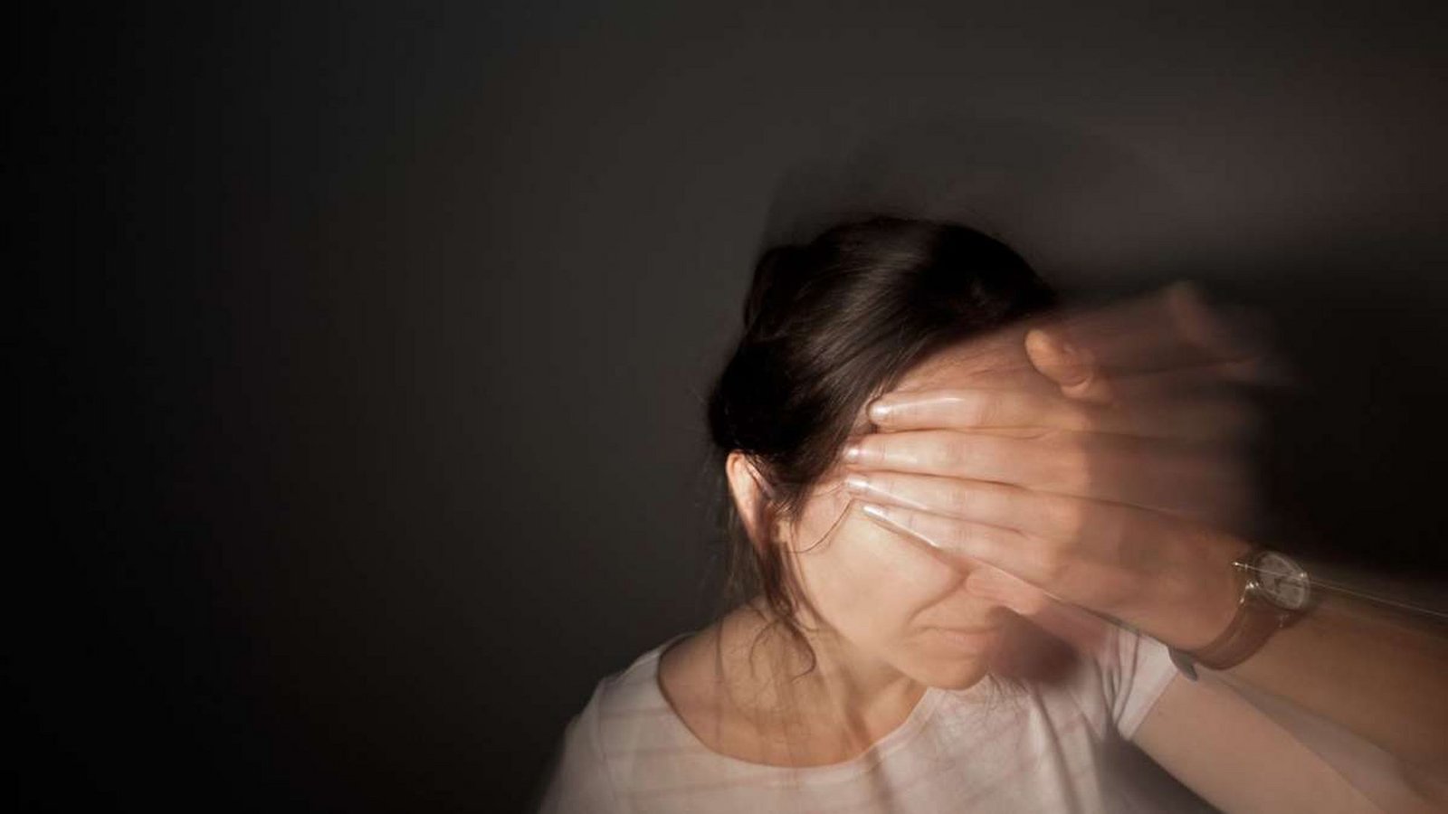Eine Frau fasst sich an den Kopf: Kopfschmerzen sind in Deutschland weit verbreitet. Am häufigsten sind Migräne und Spannungskopfschmerzen.Foto: dpa/Oliver Killig Eine Frau fasst sich an den Kopf: Kopfschmerzen sind in Deutschland weit verbreitet. Am häufigsten sind Migräne und Spannungskopfschmerzen.Foto: dpa/Oliver Killig