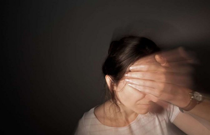 Eine Frau fasst sich an den Kopf:  Kopfschmerzen sind  in Deutschland weit verbreitet. Am häufigsten sind Migräne und Spannungskopfschmerzen.<span class='image-autor'>Foto: dpa/Oliver Killig</span>