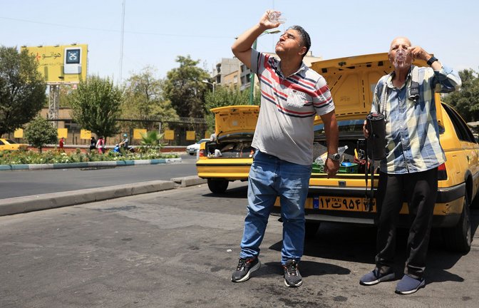Kleine Erfrischung: Taxifahrer in Teheran<span class='image-autor'>Foto: dpa/str</span>