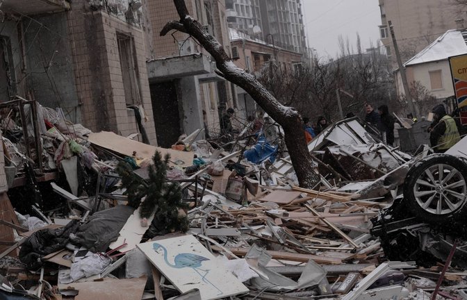 Unter Beschuss: die Reste eines Wohnhauses im ukrainischen Kiew nach einem russischen Luftangriff<span class='image-autor'>Foto: IMAGO/ZUMA Wire//Svet Jacqueline</span>