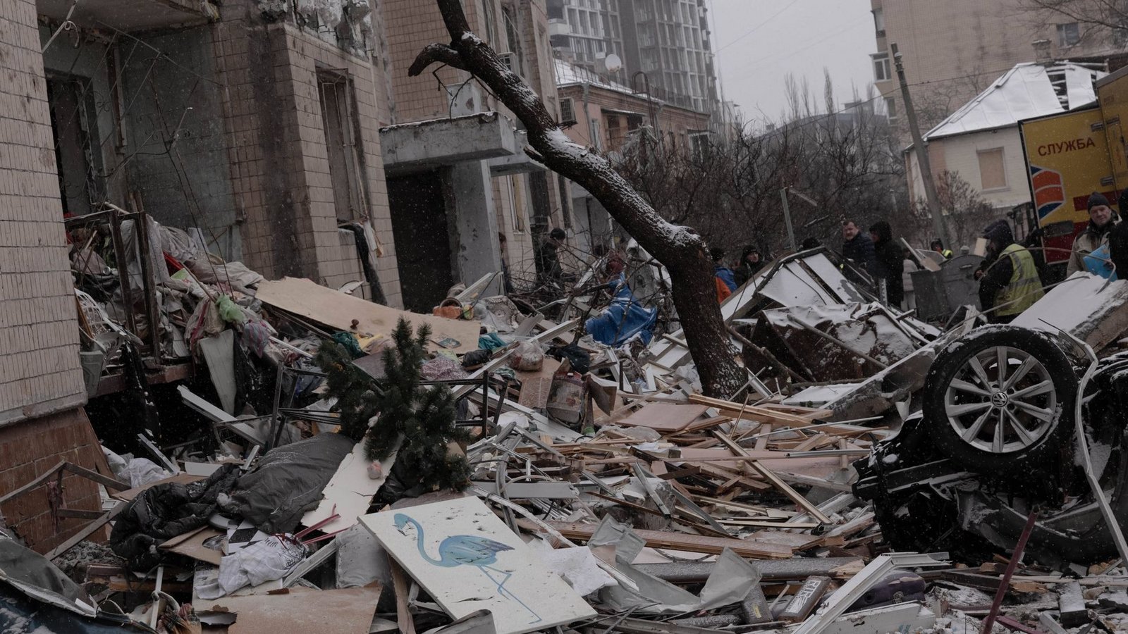 Unter Beschuss: die Reste eines Wohnhauses im ukrainischen Kiew nach einem russischen LuftangriffFoto: IMAGO/ZUMA Wire//Svet Jacqueline Unter Beschuss: die Reste eines Wohnhauses im ukrainischen Kiew nach einem russischen LuftangriffFoto: IMAGO/ZUMA Wire//Svet Jacqueline