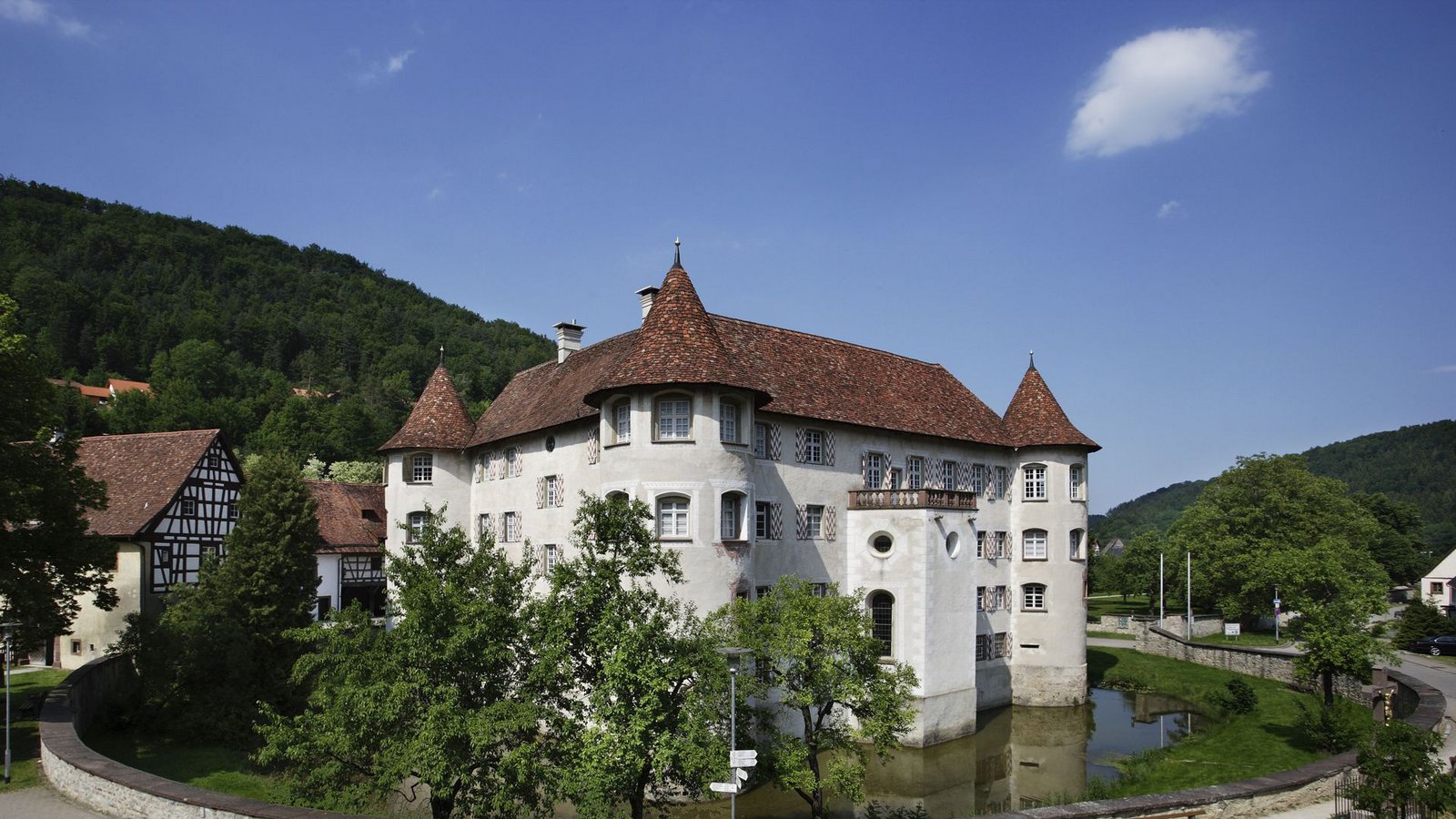 Wird aufgehübscht: Beim denkmalgeschützten Wasserschloss Glatt im Kreis Rottweil werden das Dach Sanierung, der Außenputz und der Schlossgraben saniert – rund 250 000 Euro kommt als finanzielle Unterstützung vom Land Baden-Württemberg hinzu.Foto: Landratsamt Rottweil Wird aufgehübscht: Beim denkmalgeschützten Wasserschloss Glatt im Kreis Rottweil werden das Dach Sanierung, der Außenputz und der Schlossgraben saniert – rund 250 000 Euro kommt als finanzielle Unterstützung vom Land Baden-Württemberg hinzu.Foto: Landratsamt Rottweil