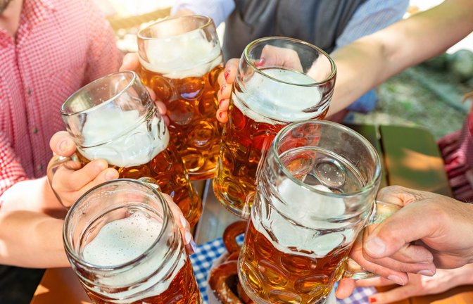 Die Maß Bier gehört zum Volksfest wie der Fußball ins Tor.<span class='image-autor'>Foto: r.classen / shutterstock.com</span>