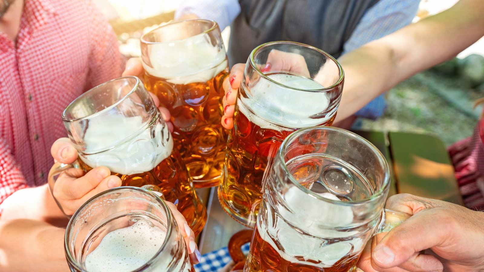 Die Maß Bier gehört zum Volksfest wie der Fußball ins Tor.Foto: r.classen / shutterstock.com Die Maß Bier gehört zum Volksfest wie der Fußball ins Tor.Foto: r.classen / shutterstock.com