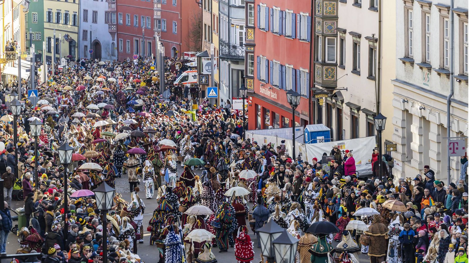 Ein Höhepunkt der schwäbisch-alemannischen Fasnet ist der Narrensprung in Rottweil  (Symbolbild).Foto: IMAGO/Arnulf Hettrich