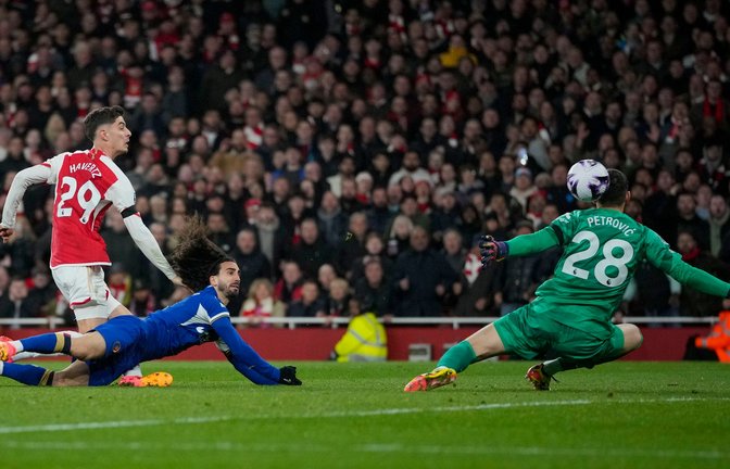 Arsenals Kai Havertz (l) traf beim deutlichen Sieg gegen Chelsea doppelt.<span class='image-autor'>Foto: Kin Cheung/AP/dpa</span>