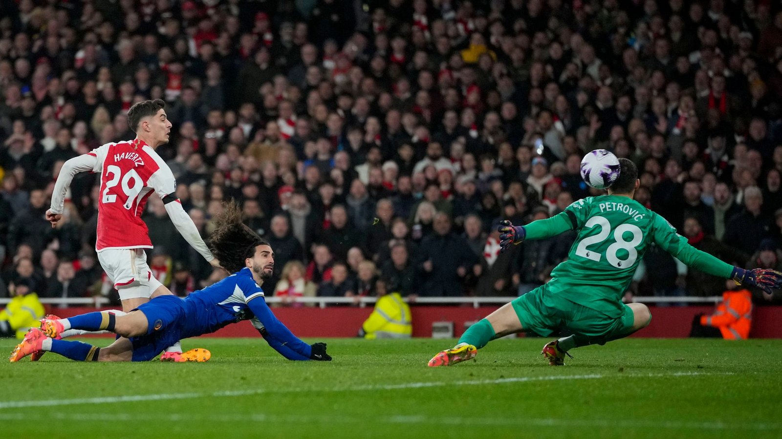 Arsenals Kai Havertz (l) traf beim deutlichen Sieg gegen Chelsea doppelt.Foto: Kin Cheung/AP/dpa