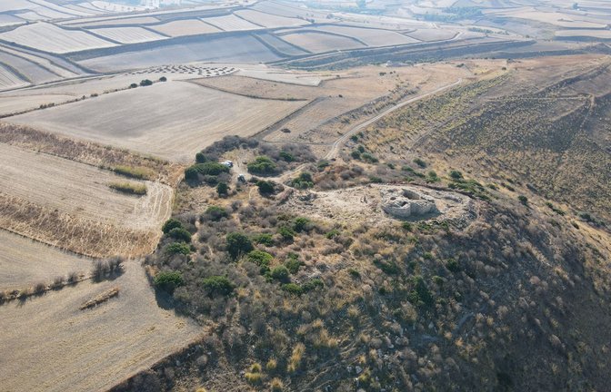 Luftaufnahme der Fundstätte Nuraghe Barru im zentral-südlichen Sardinien.<span class='image-autor'>Foto: Lars Heinze/Universität Tübingen</span>
