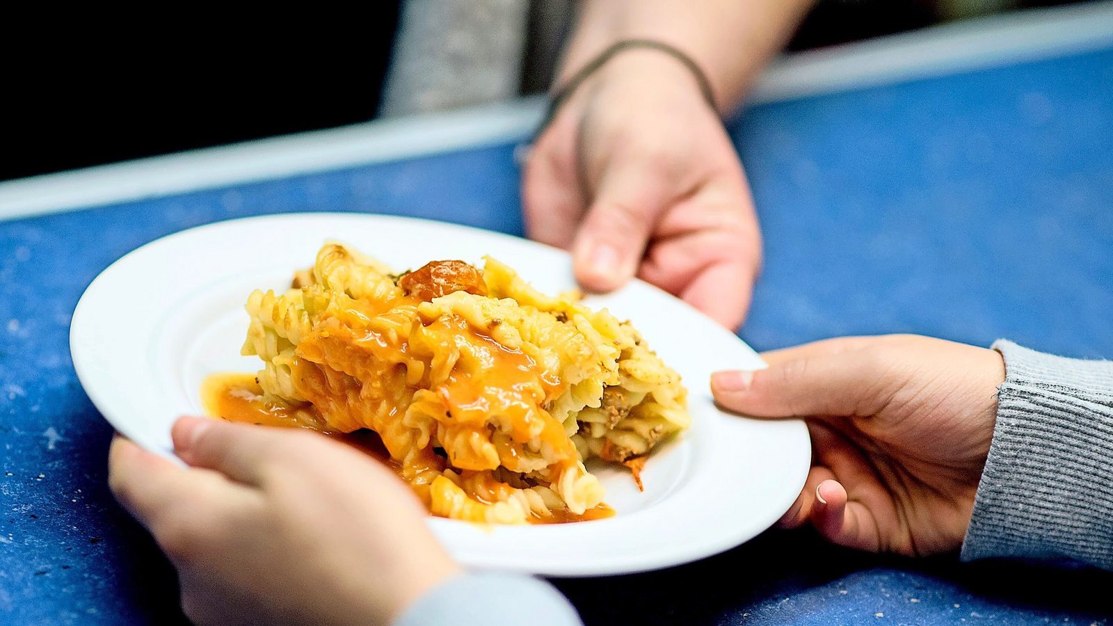 Mittagspause an einer Grundschule: Eine ausgewogene Ernährung ist wichtig – besonders für Kinder.Foto: dpa Mittagspause an einer Grundschule: Eine ausgewogene Ernährung ist wichtig – besonders für Kinder.Foto: dpa