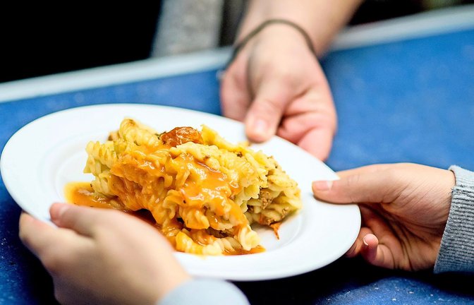Mittagspause an einer Grundschule: Eine ausgewogene Ernährung ist wichtig – besonders für Kinder.<span class='image-autor'>Foto: dpa</span>