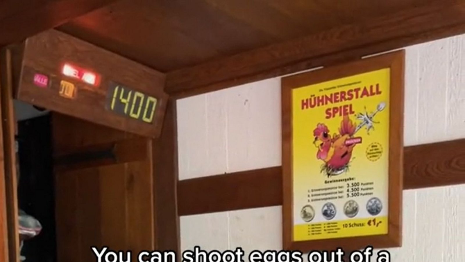 „Das Hühnerstall-Spiel“: Die Besucher schießen Eier aus den Hinterteilen der Hühner.Foto: Screenshot TikTok/saminatok „Das Hühnerstall-Spiel“: Die Besucher schießen Eier aus den Hinterteilen der Hühner.Foto: Screenshot TikTok/saminatok