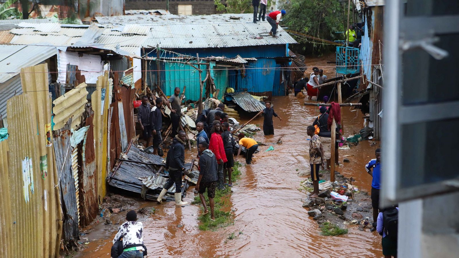 Bewohner retten ihr Hab und Gut nach schweren Regenfällen in den Mathare-Slums von Nairobi.Foto: Joy Nabukewa/XinHua/dpa