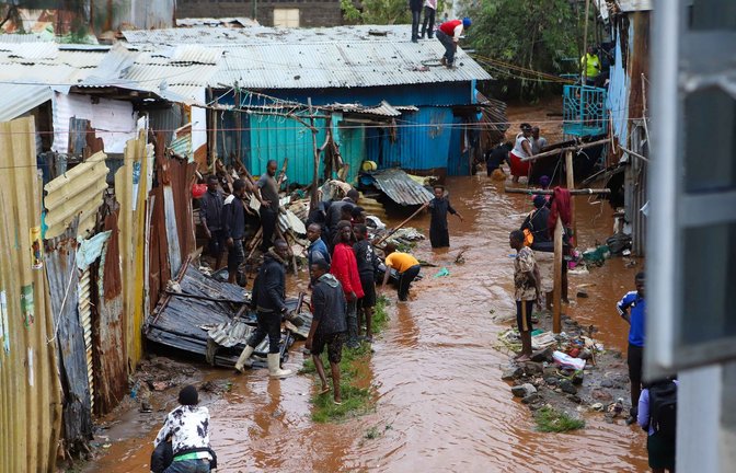 Bewohner retten ihr Hab und Gut nach schweren Regenfällen in den Mathare-Slums von Nairobi.<span class='image-autor'>Foto: Joy Nabukewa/XinHua/dpa</span>